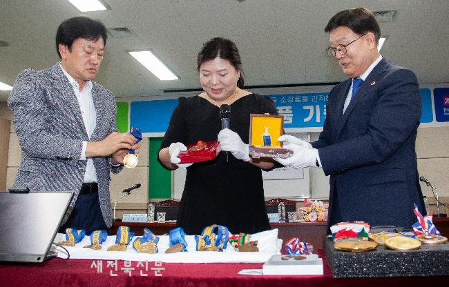 기념관 건립 소장품 설명하는 정경미씨