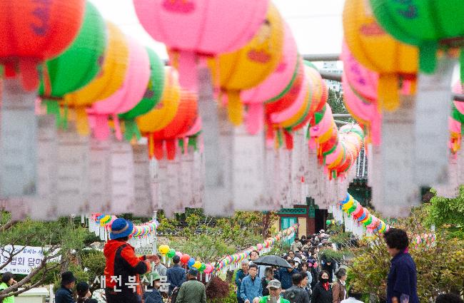 초파일 맞아 사찰 찾은 신도들    