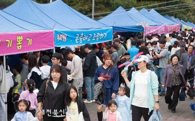 시민으로 붐비는 행사장 