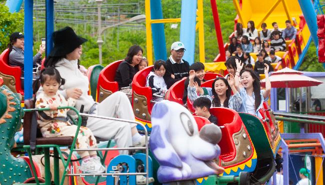 놀이동산에서 신나는 하루 보내요 