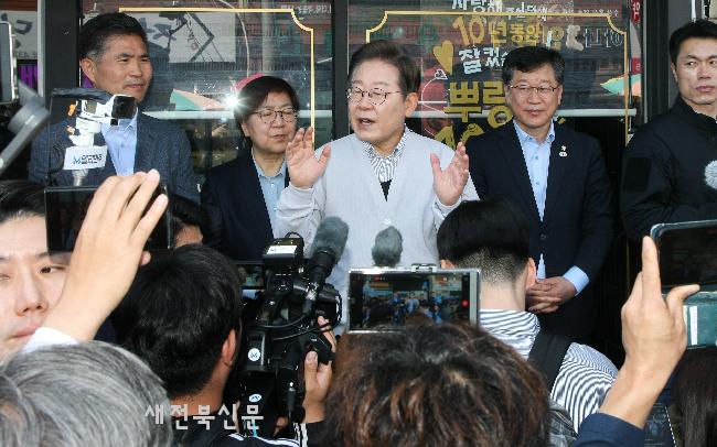 즉석 연설하는 이재명 더불어민주당 대선 후보 