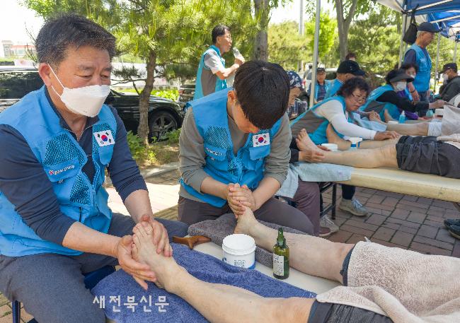 어버이날 맞아 봉사활동 펼치는 자원봉사자들 