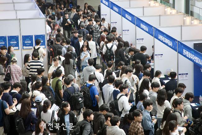 취업생들로 북적이는 취업박람회장 