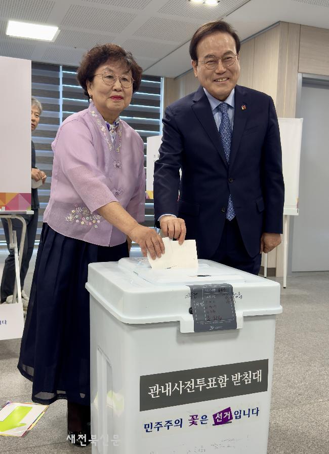사전투표하는 서거석 도교육감 부부 