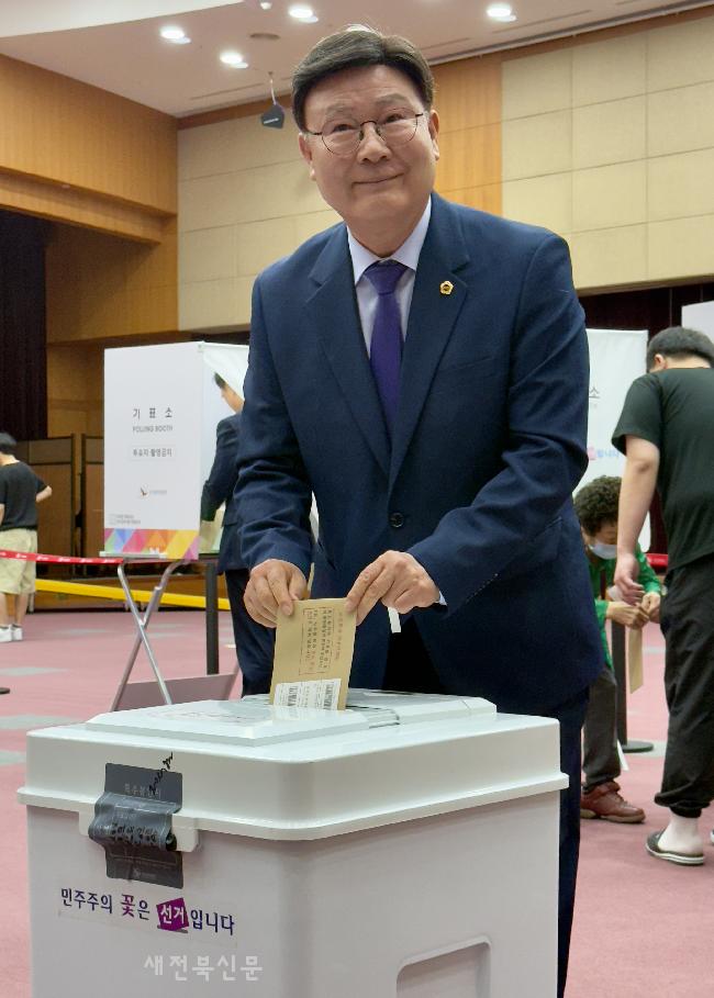 한표 행사하는 문승우 전북특병자치도의장