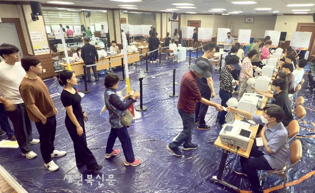 사전투표하는 시민들