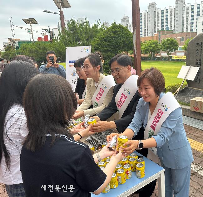 농협 군산시지부, 군산여상 앞 아침밥 먹기 캠페인 전개