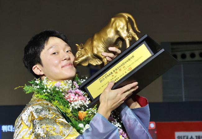 정읍 단풍미인 씨름단 박상준, 생애 첫 ‘소백 장사’ 등극. 모래판 포효