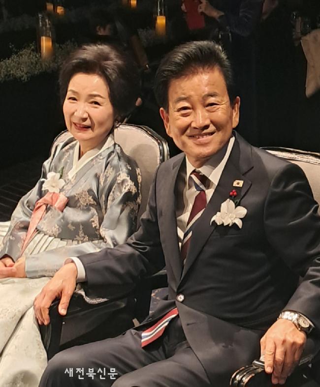 정동영통일부장관 아들 결혼식치러
권노갑상임고문 정청래당대표등 모처럼 한자리에 