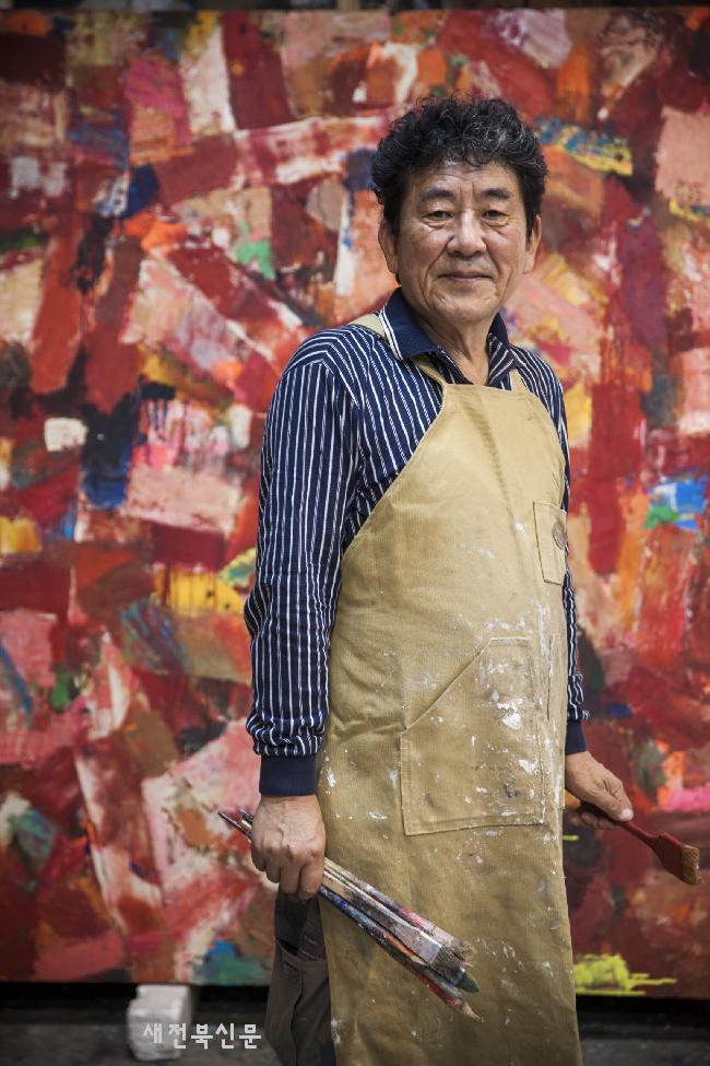  일월오봉도에서 착안한 최신 작품 전시    