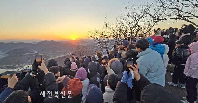 2026 병오년 새해…옥정호 국사봉 해맞이 축제에서 