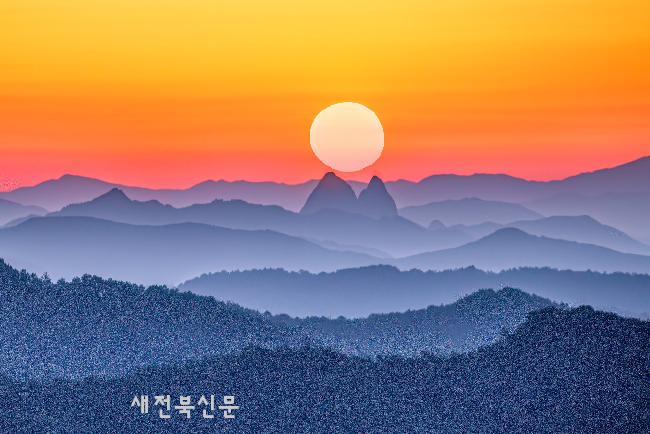 국사봉에서 바라본 마이산 일출