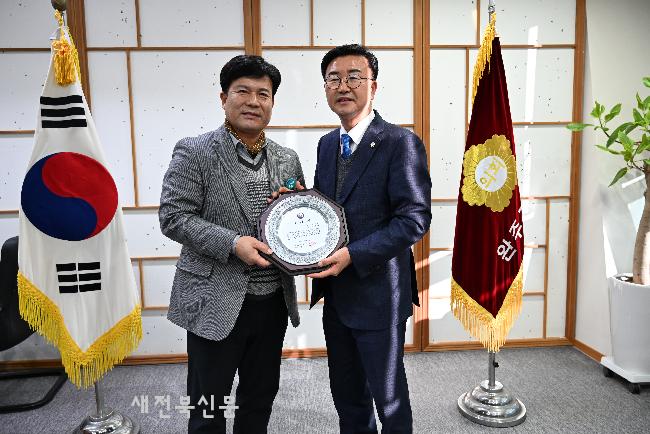 유의식 의장, 주민자치 발전 공로로 감사패 수상